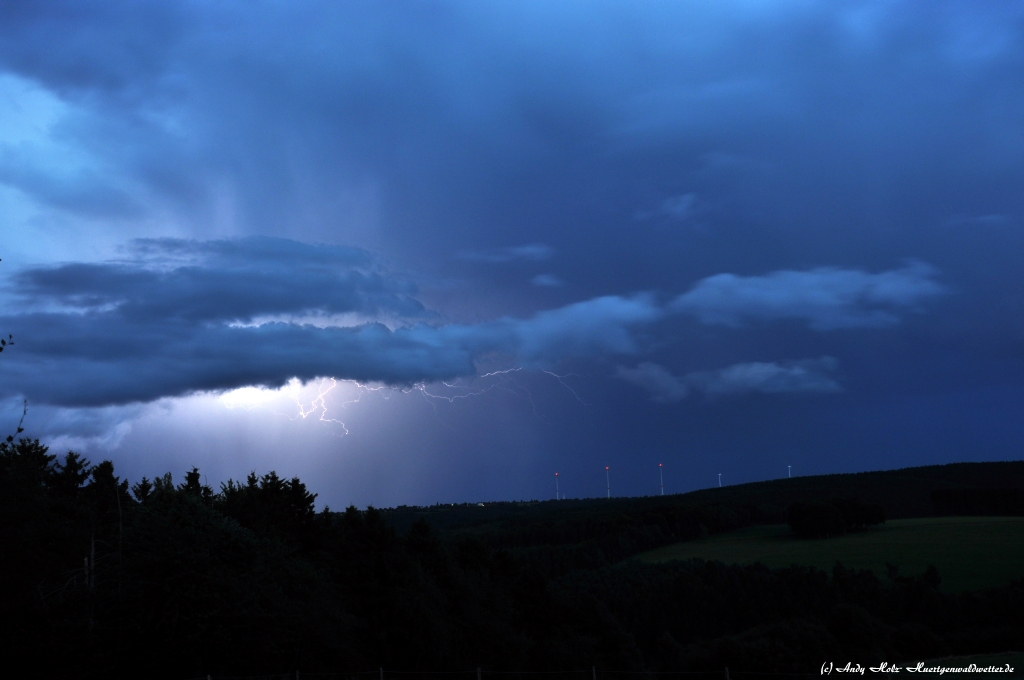 Traumhafte Sommerstimmungen mit Sonnenuntergängen und Blitzshows in der Nordeifelregion im Juli 2013